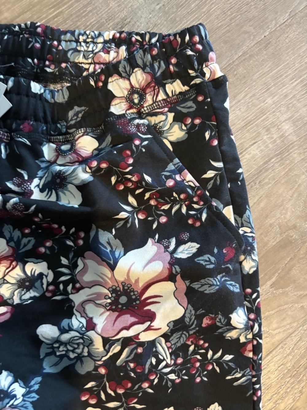 Lularoe Jamie Terry shorts new with tag large. Has pockets - Picture 2 of 5